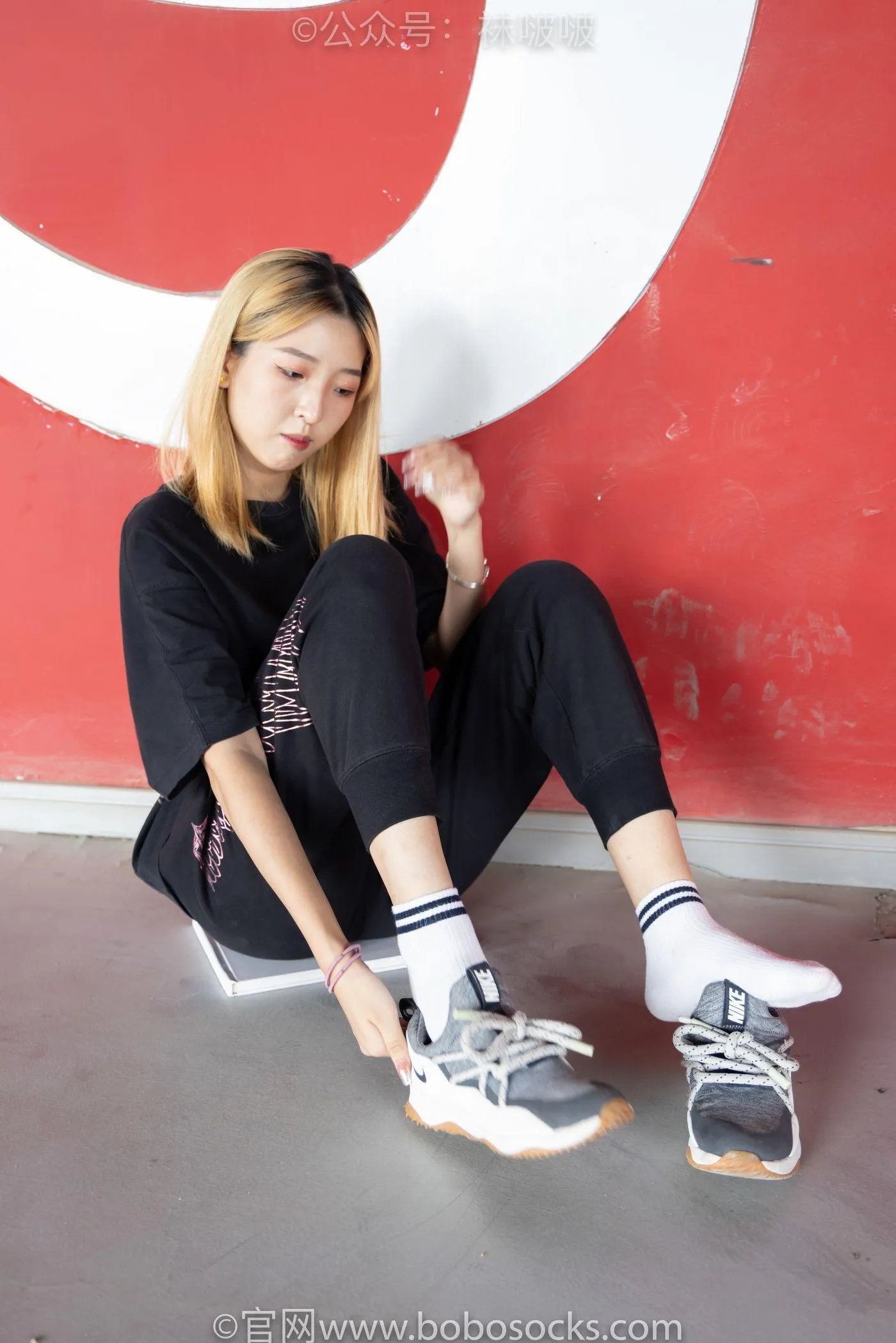 [BoBoSocks袜啵啵]NO.018 木木-运动鞋、白棉袜、裸足 [136P]插图7